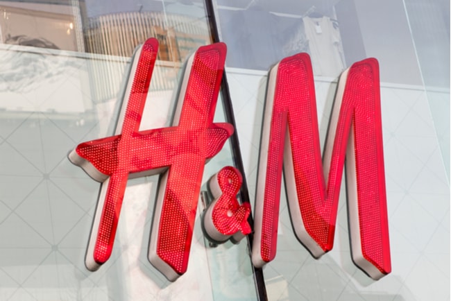 H&M-logotyp på butiksvägg