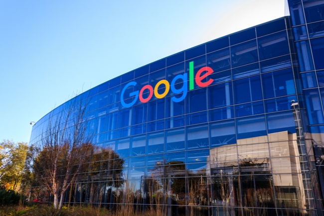 Googles huvudkontor med en vy över loggan utomhus.