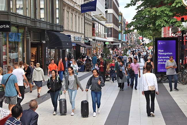 Människor shoppar på Drottninggatan i Stockholm.